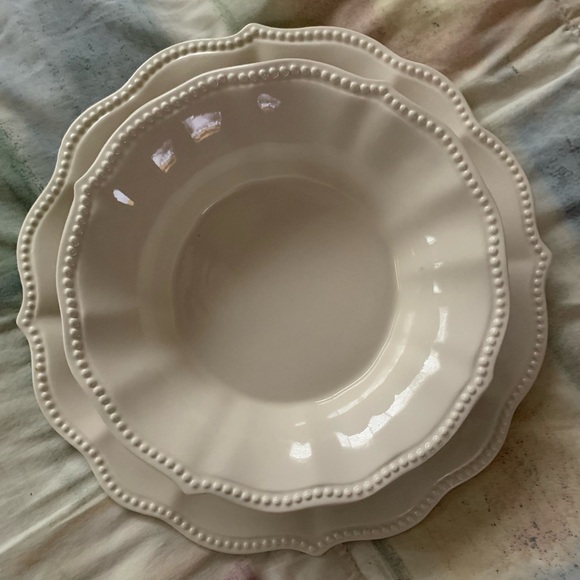 Elegant Cream Dinnerware - Set Of 4 - Picture 1 of 6